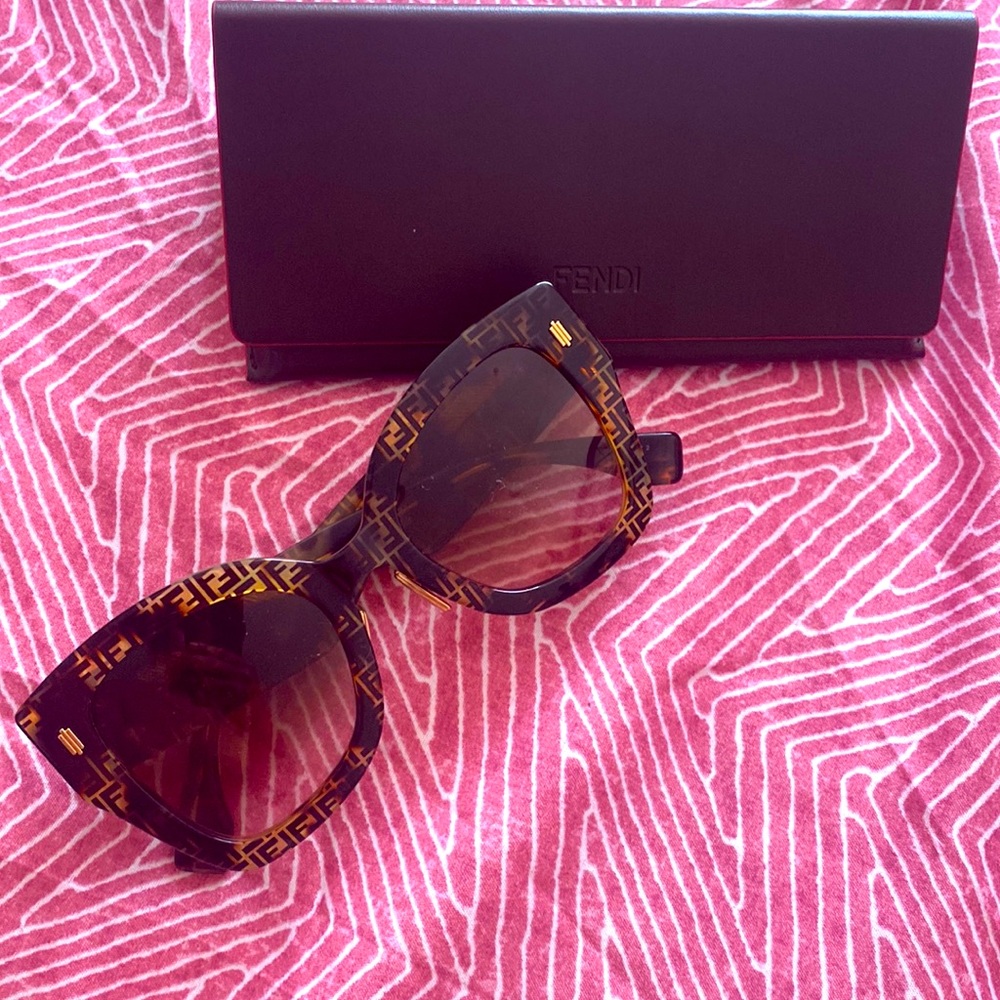 100 % Authentic Fendi Sun Glasses 
New!!!!
Ready For The Summer!
